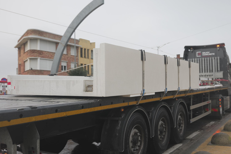 Low carbon parapets white concrete made with D-Carb