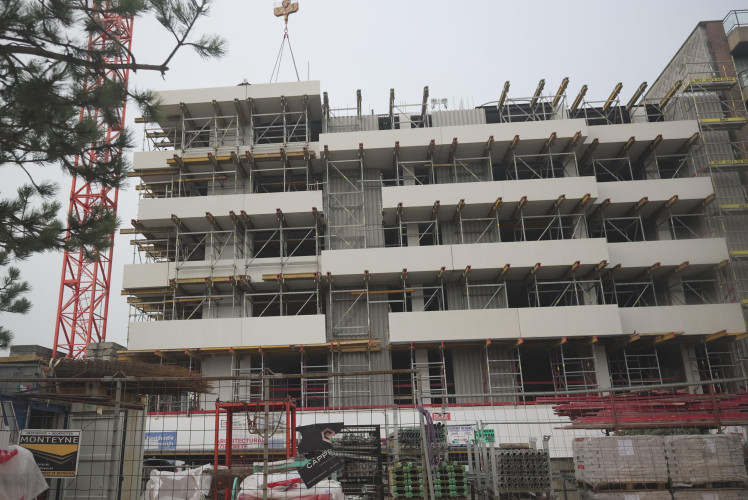 Low carbon parapets white concrete made with D-Carb