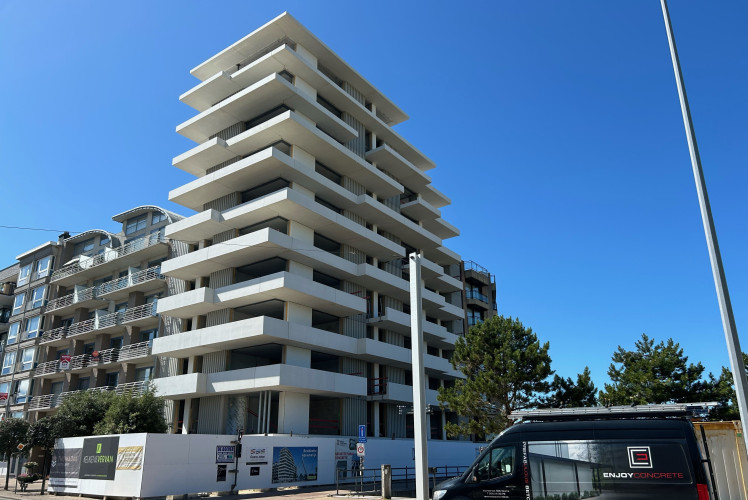 Low carbon parapets white concrete made with D-Carb