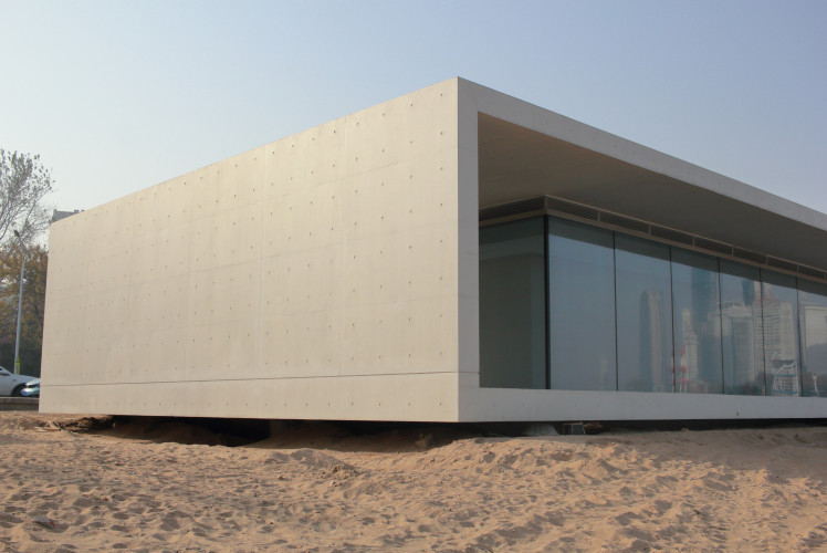 Yantai cast-in-situ white concrete - coastal service pavilion