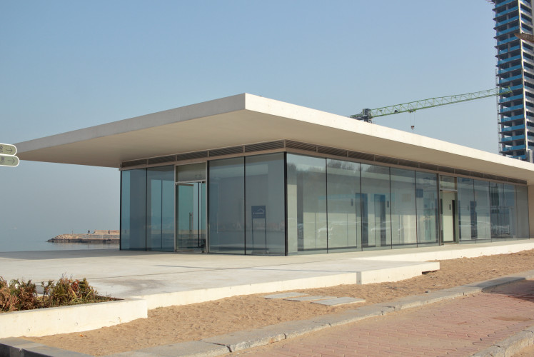 Yantai cast-in-situ white concrete - coastal service pavilion