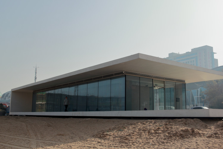 Yantai cast-in-situ white concrete - coastal service pavilion