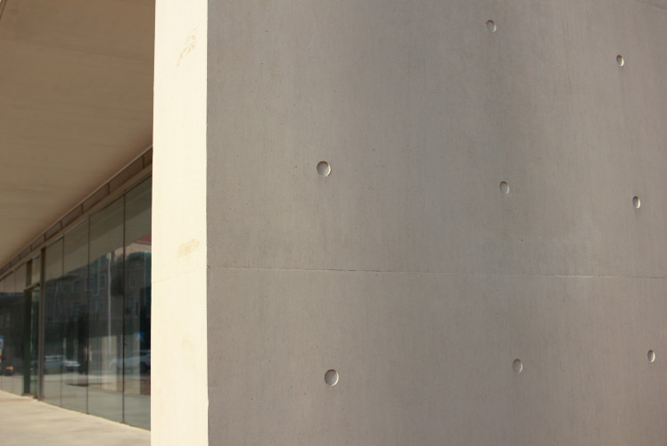 Yantai cast-in-situ white concrete - coastal service pavilion