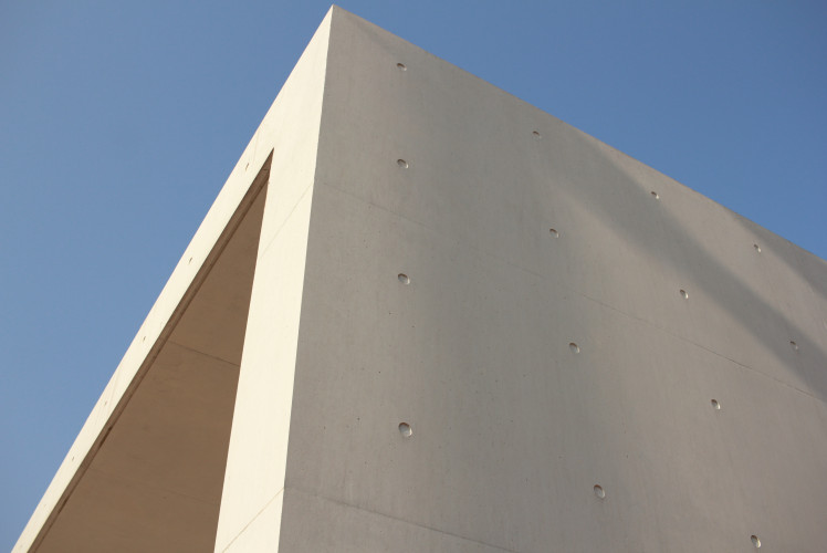 Yantai cast-in-situ white concrete - coastal service pavilion