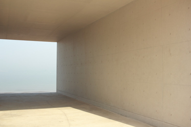 Yantai cast-in-situ white concrete - coastal service pavilion