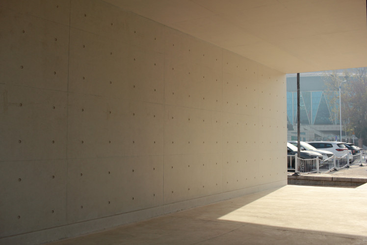 Yantai cast-in-situ white concrete - coastal service pavilion