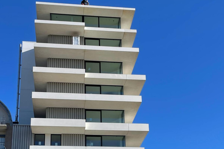 Low carbon parapets white concrete made with D-Carb
