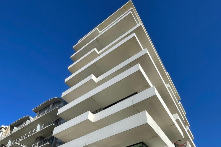 Low carbon parapets white concrete made with D-Carb