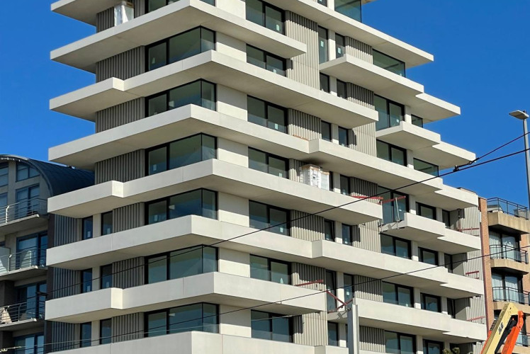 Low carbon parapets white concrete made with D-Carb